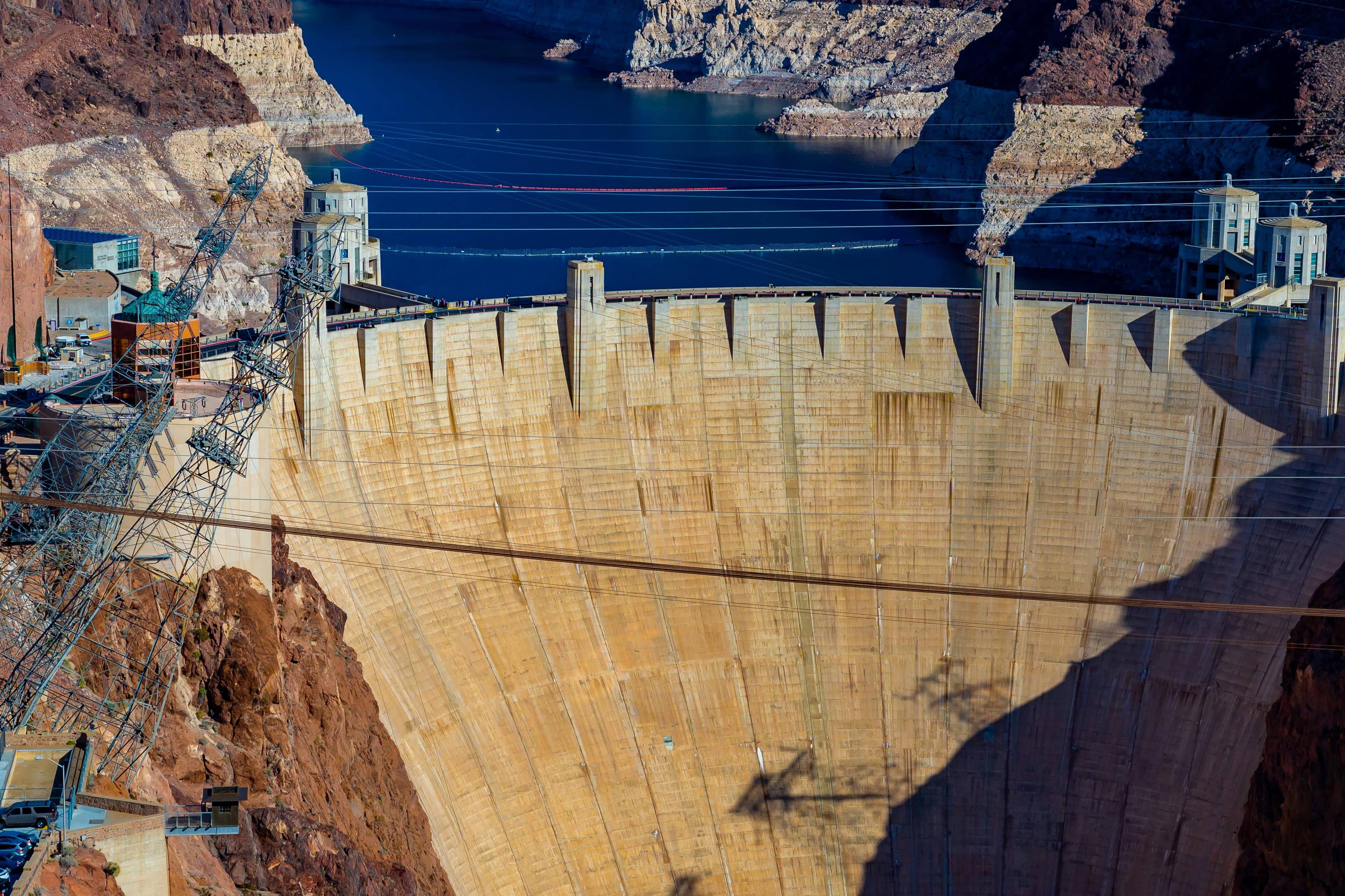 Hydroelectric dam and reservoir