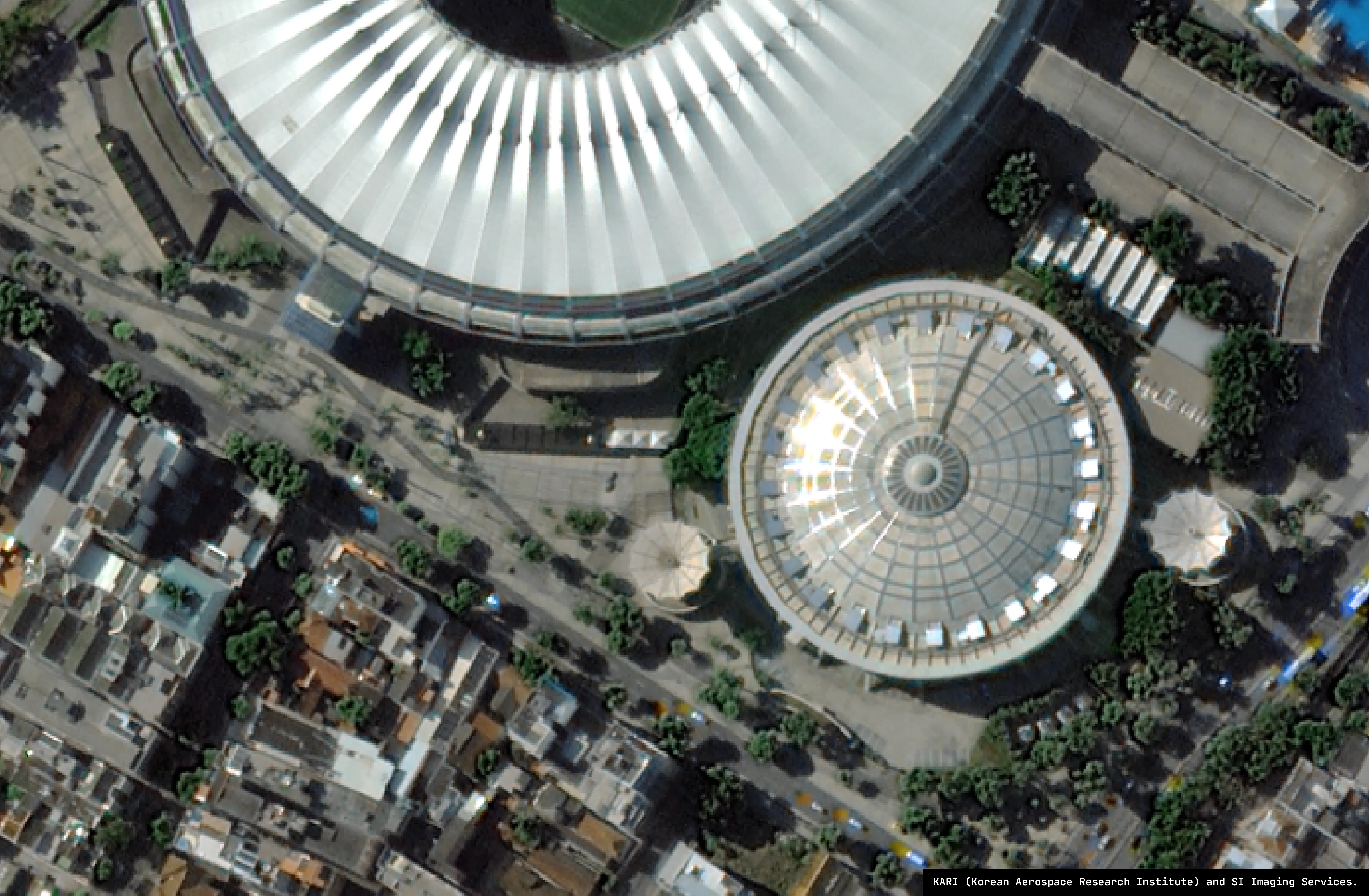 KOMPSAT optical illustrating asset-level detail and all-weather monitoring.