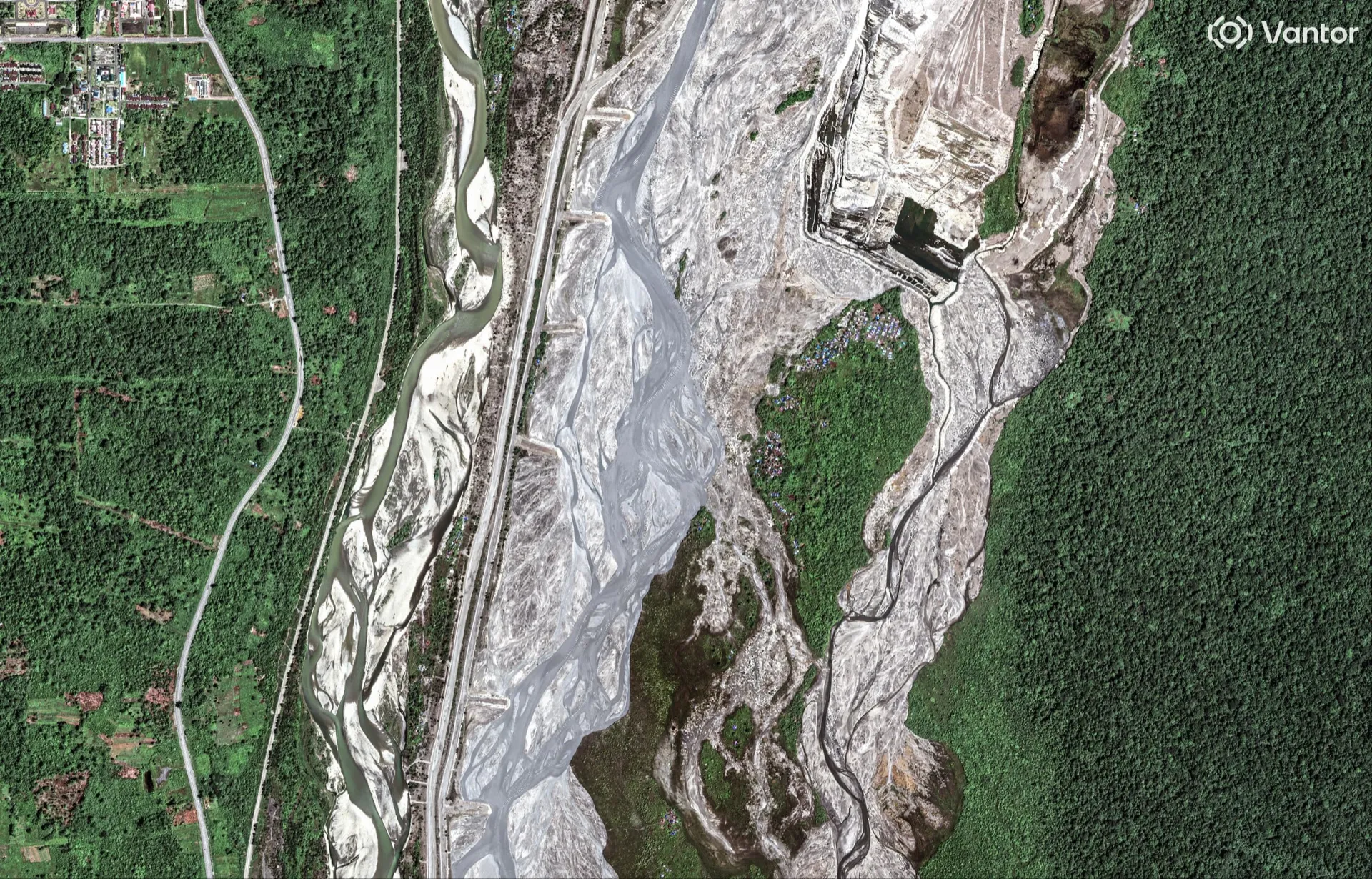 30 cm satellite imagery of a mine site captured by Vantor showing operational infrastructure, tailings and surrounding landscape.