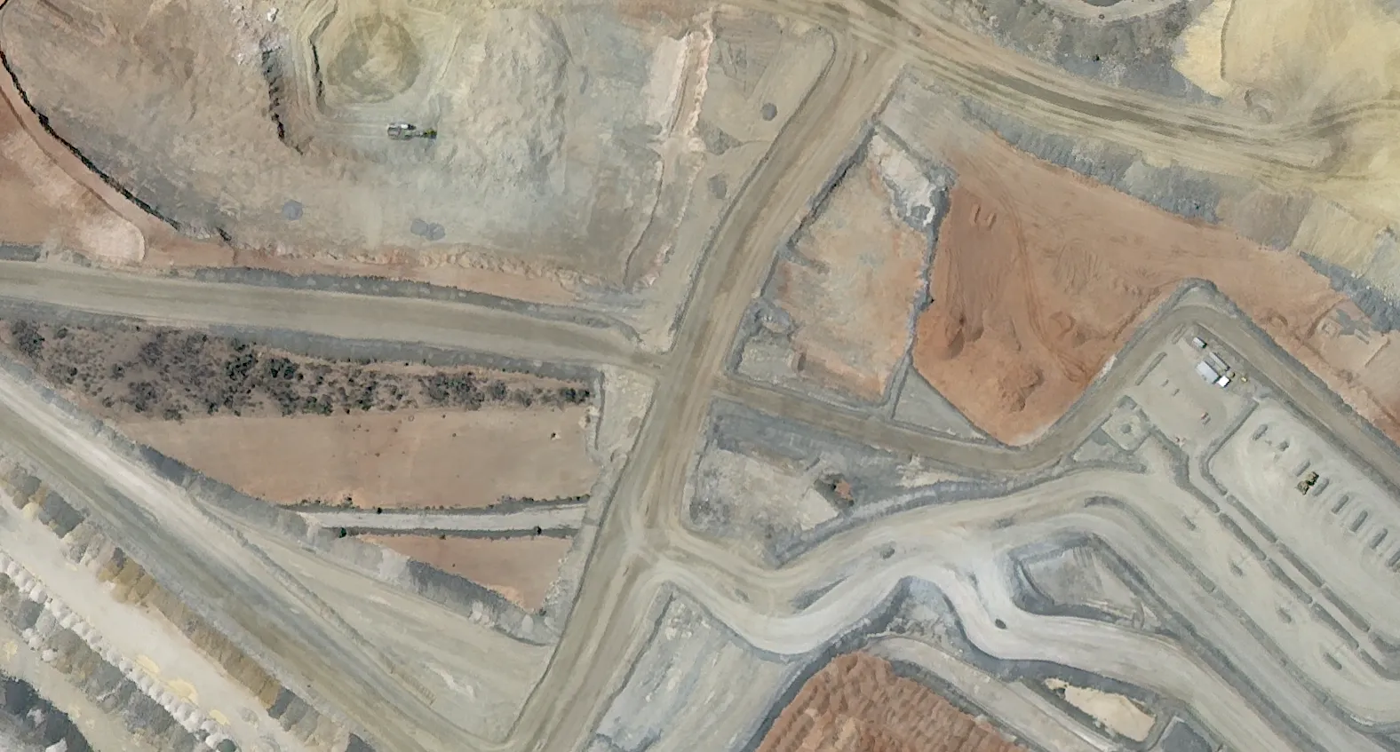 KOMPSAT very‑high‑resolution image over the same mine site (2025) highlighting changes.